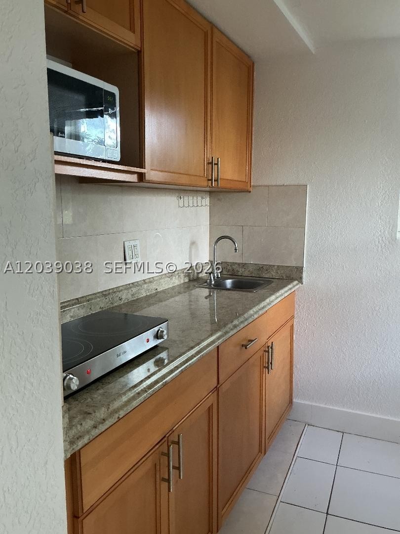TROPICAL ESTATES - Residential Lease