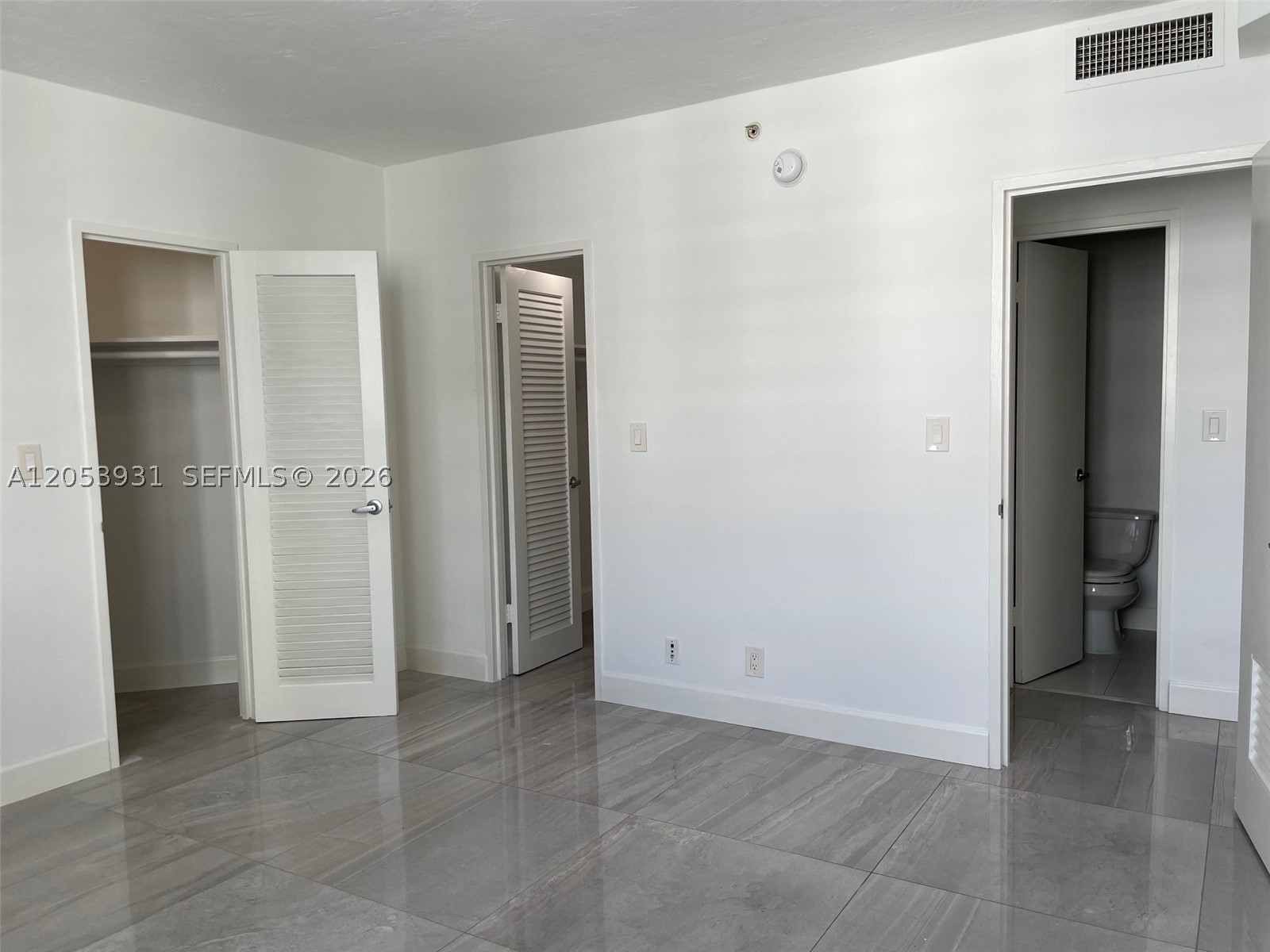 RESIDENCES ON HOLLYWOOD B - Residential Lease