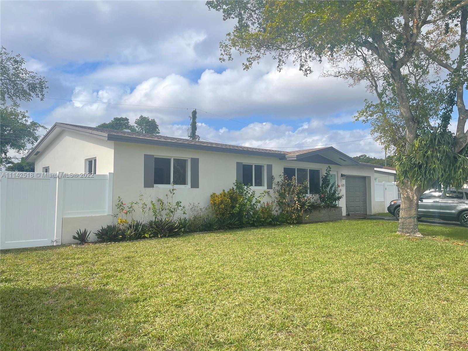 Single family home for rent, tile Truthout, huge family room, remodel kitchen and bathroom, one car garage, spacious and fenced, pool above ground, yard with storage, excellent location, access to the Florida Turnpike, near shopping center and supermarkets, in the heart of Hollywood! few miles from the Hollywood Beach, don’t wait! come and make this property your home. Available for immediate move in.