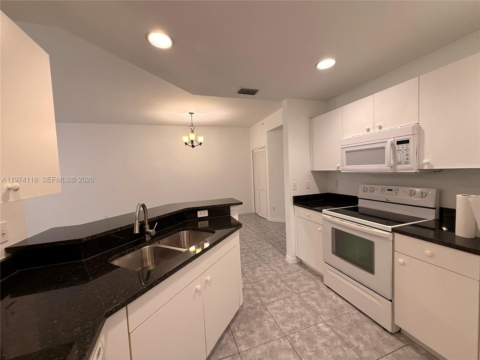 Spacious 3 bedrooms | 2 bathrooms | Terrace with screen
Kitchen and bathrooms with marble
Recently painted
Washer and dryer in the unit