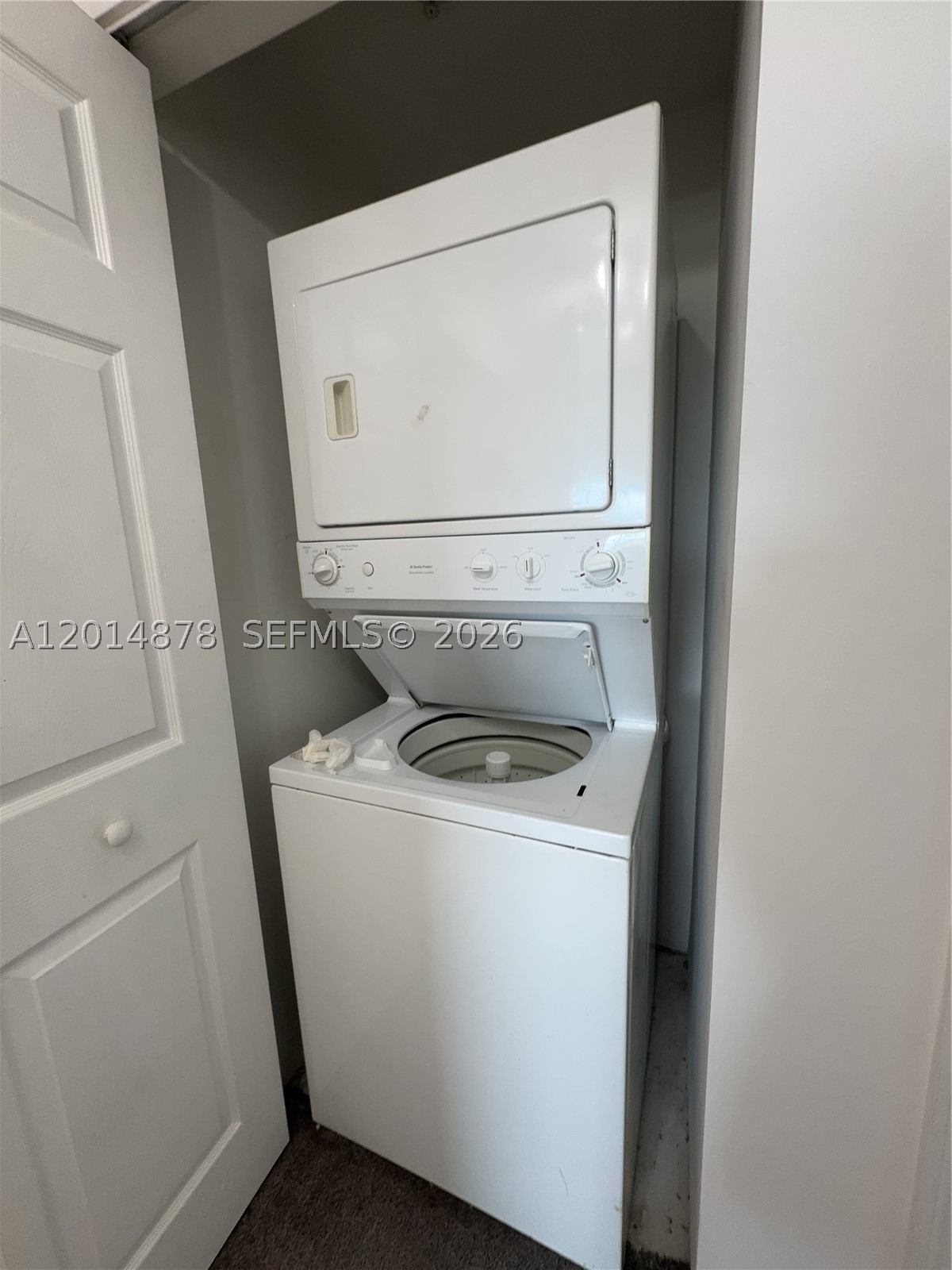 HOLLYWOOD STATION RES CON - Residential Lease