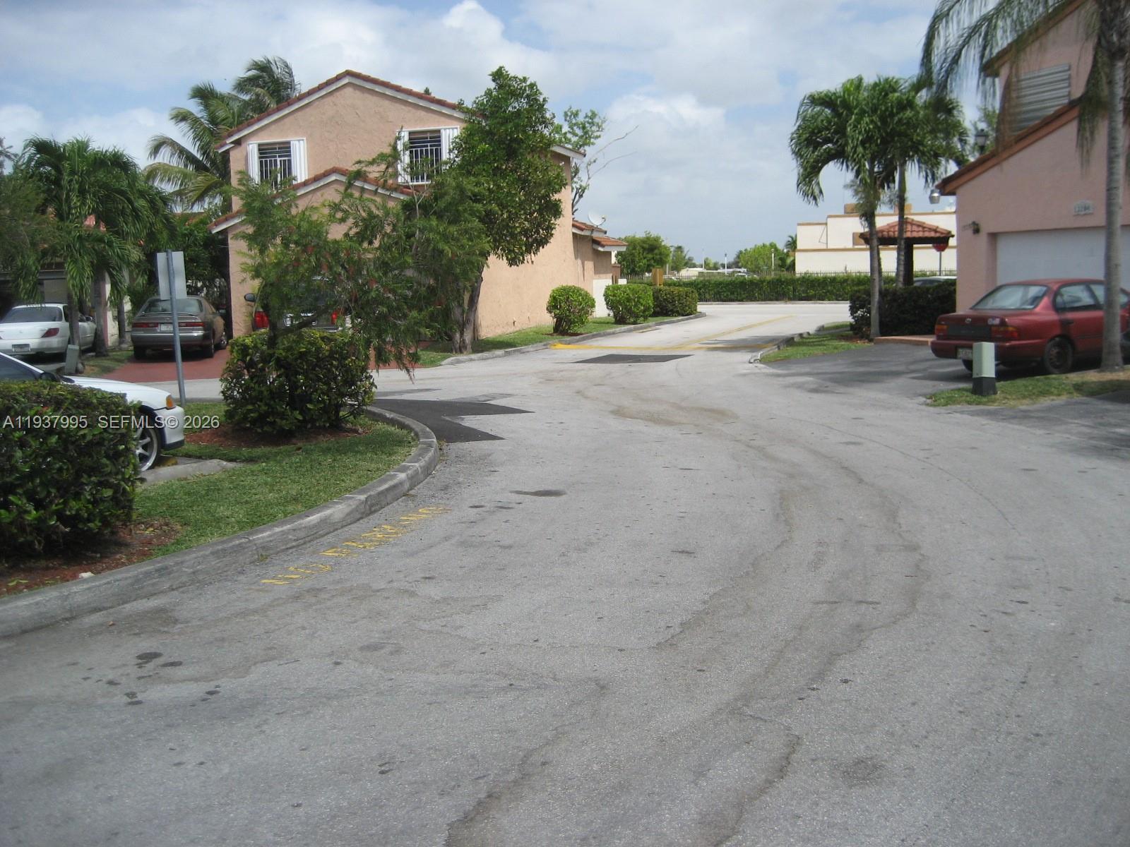 TAMIAMI LAKES SEC 5 - Residential