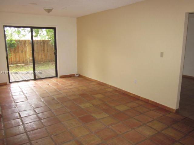 TAMIAMI LAKES SEC 5 - Residential