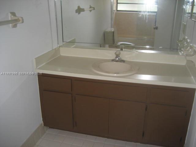 TAMIAMI LAKES SEC 5 - Residential