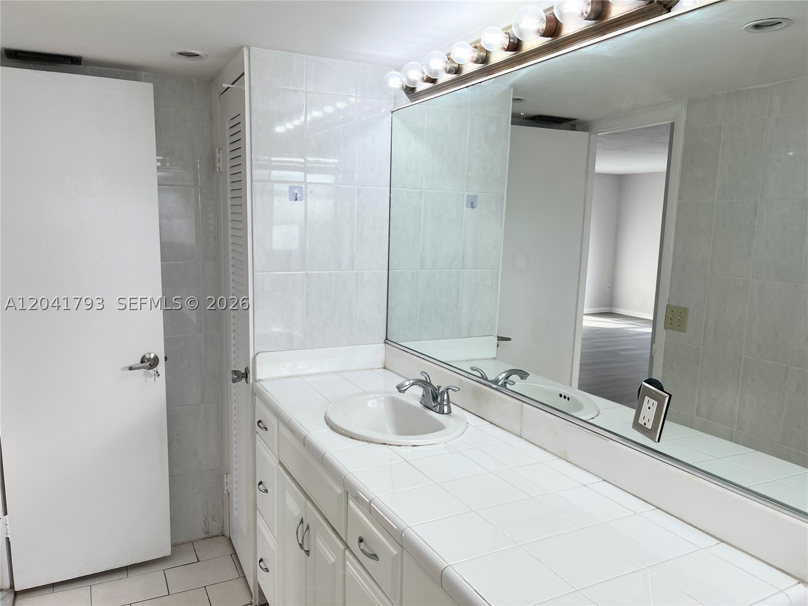 CREEK TOWERS & YACHT CLUB - Residential Lease