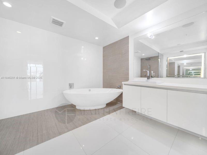 PARQUE TOWERS CONDO - Residential Lease