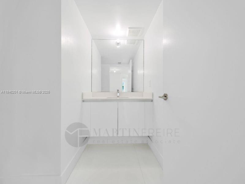 PARQUE TOWERS CONDO - Residential Lease