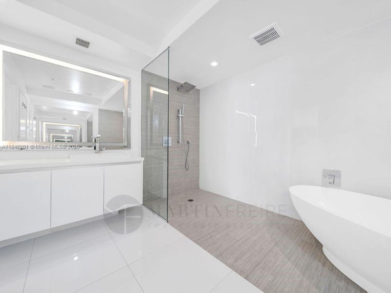 PARQUE TOWERS CONDO - Residential Lease