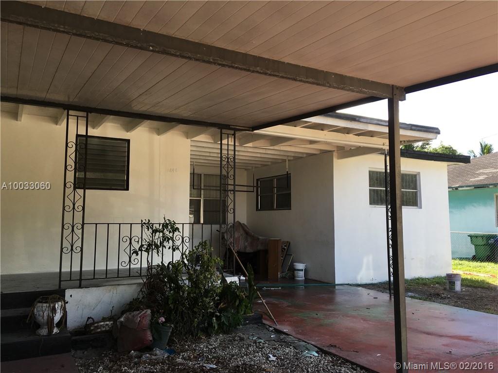 GREAT INVESTORS OPPORTUNITY. DUPLEX JUST REMODELED, 3 BED/ 3 BATHS IN 1 UNIT AND 1 BED/1 BATH ON SECOND ONE. CERAMIC FLOOR. SELLER MOTIVATED!!!!