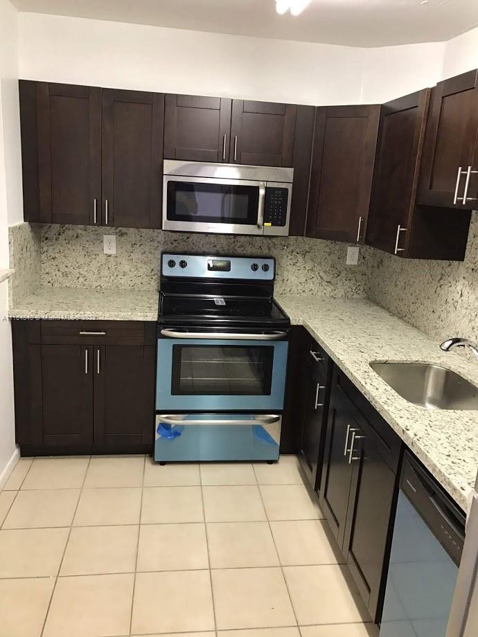 Beautiful 1bed/1bath apartment in the Fontainebleau Area. Freshly painted throughout and remodeled kitchen, allStainless Still appliances, ! Master bedroom has a big walk-in closet. Huge balcony with great view and tiled floors,washer and dryer inside unit with 6 month used, assigned parking space and nice amenities to enjoy it. Greatcommunity with a pool. Conveniently located close to shopping, dining and expressways. The property IS VACANT.