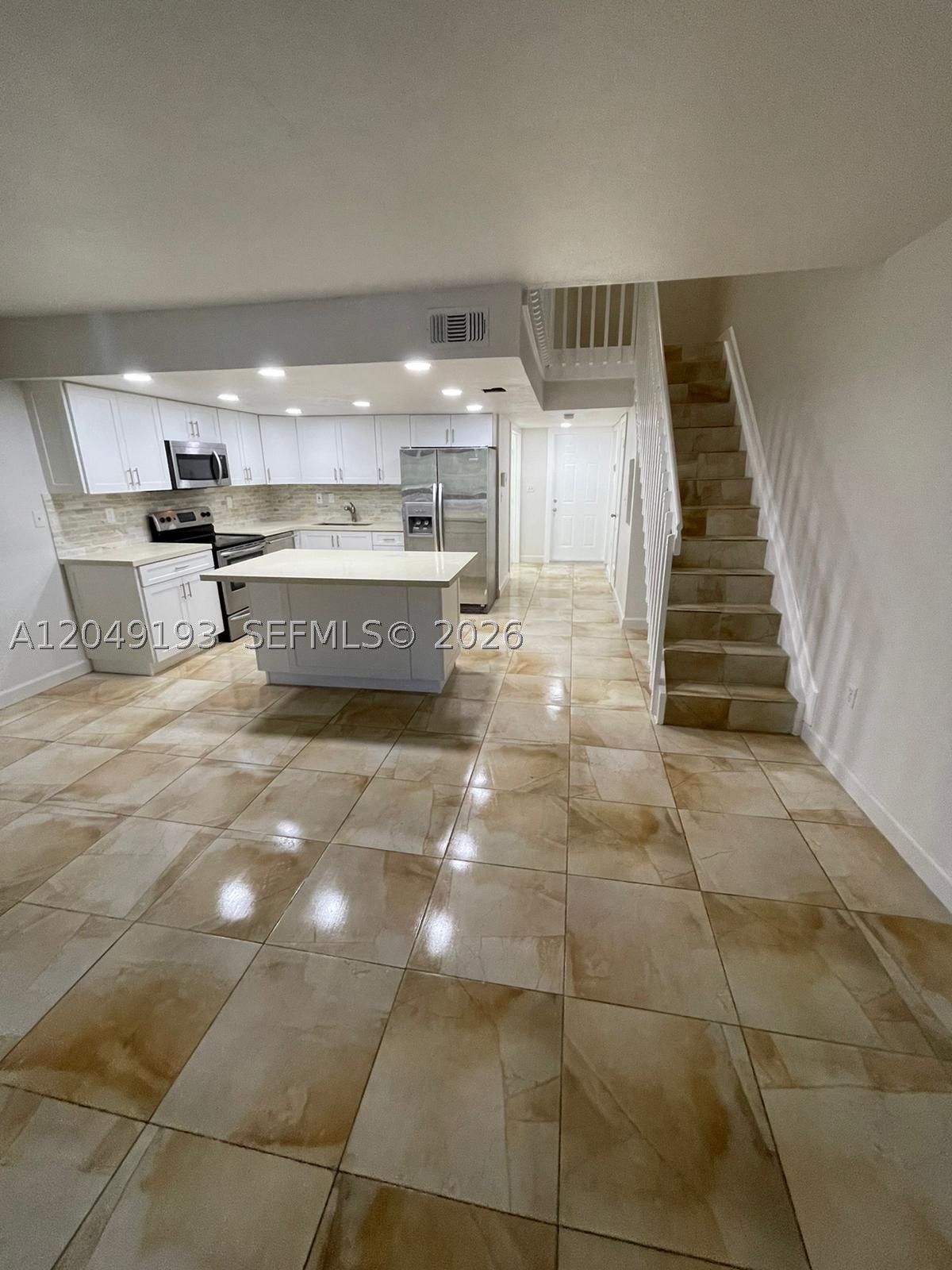 Centrally located home in the heart of Kendall, close to shopping, malls, restaurants, highway, parks and more. easy to show. please request thru showing time.