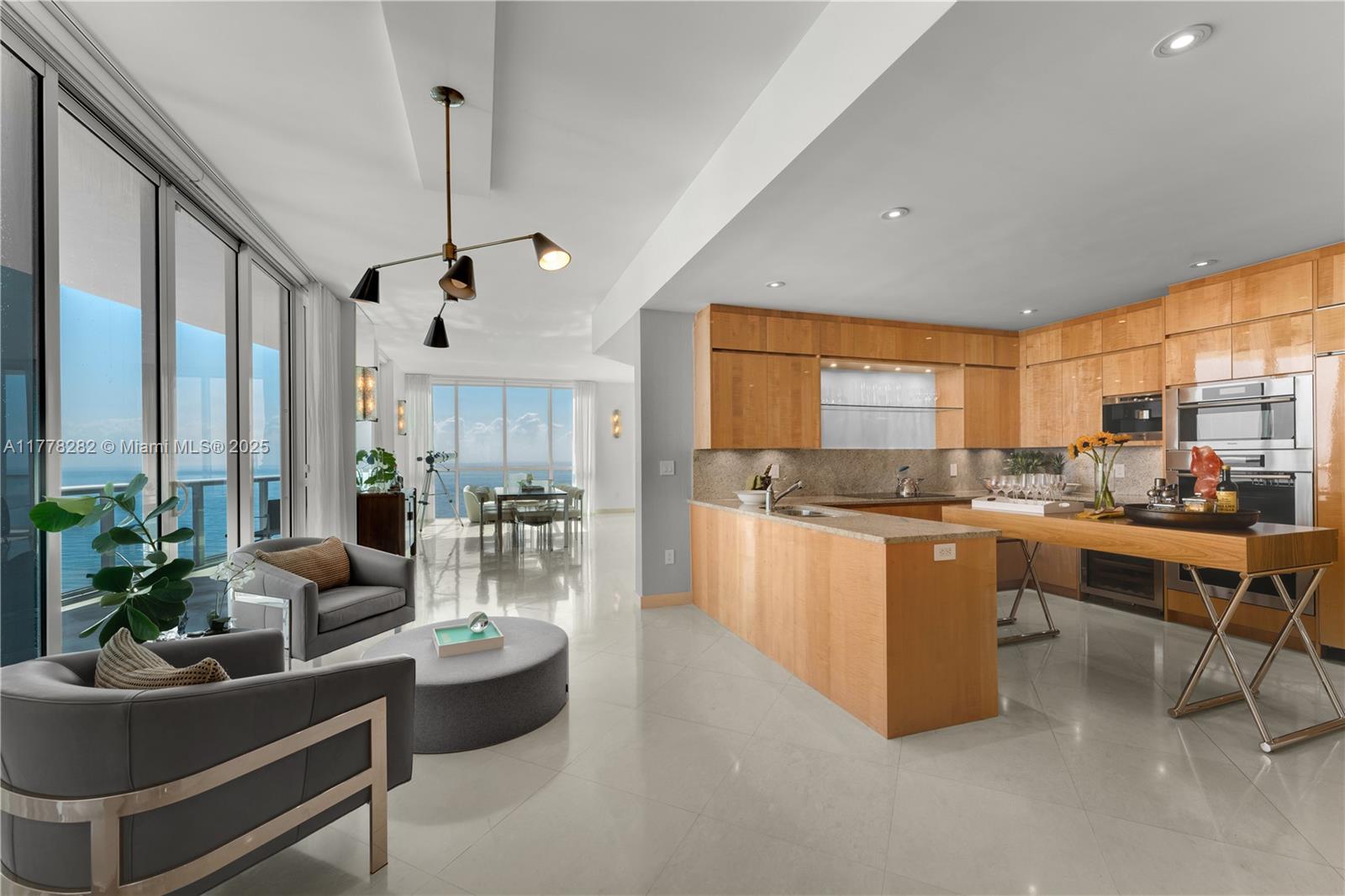 CONTINUUM ON SOUTH BEACH - Residential