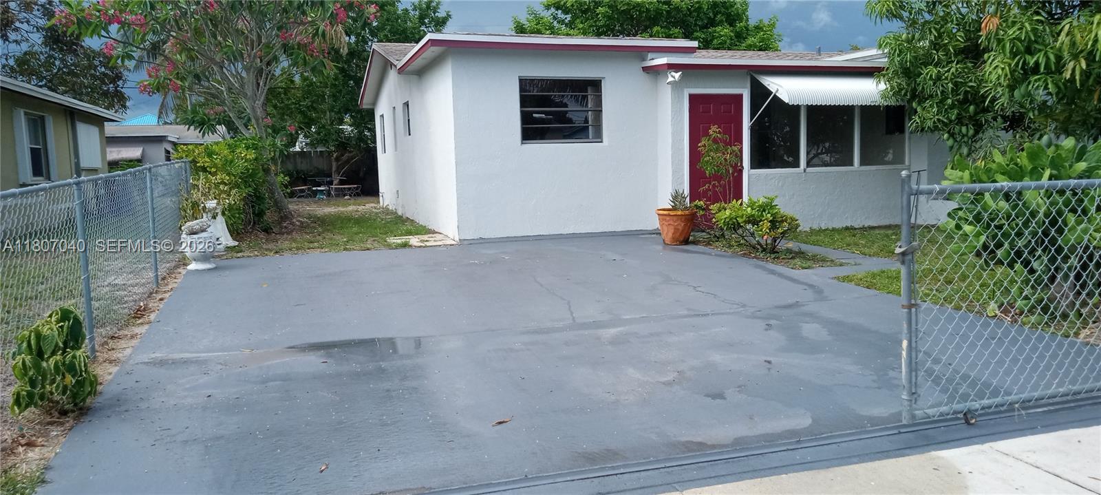 3/2 with large driveway that can hold 4 cars. Lots of potential for buyers with a keen eye for improvement. Privacy fence for extra security and protection for your  children and pets. 
Exotic fruits for your tastes. Seller motivated. Realtors bring you buyers to view this property on 5th street where owners show pride of place. This property is near to schools, shopping, medical facilities, bus routes and eateries. Bring your savvy buyers and lets make a deal. Make your highest and best offer that Seller will not refuse.