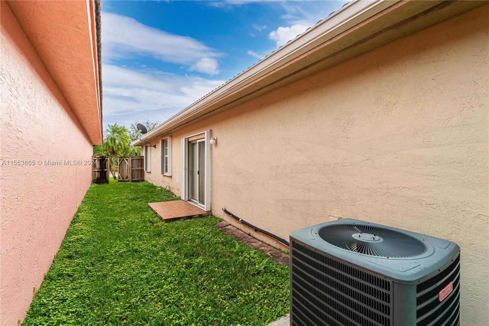 FLORIDA TROPICAL ESTATES - Residential Lease