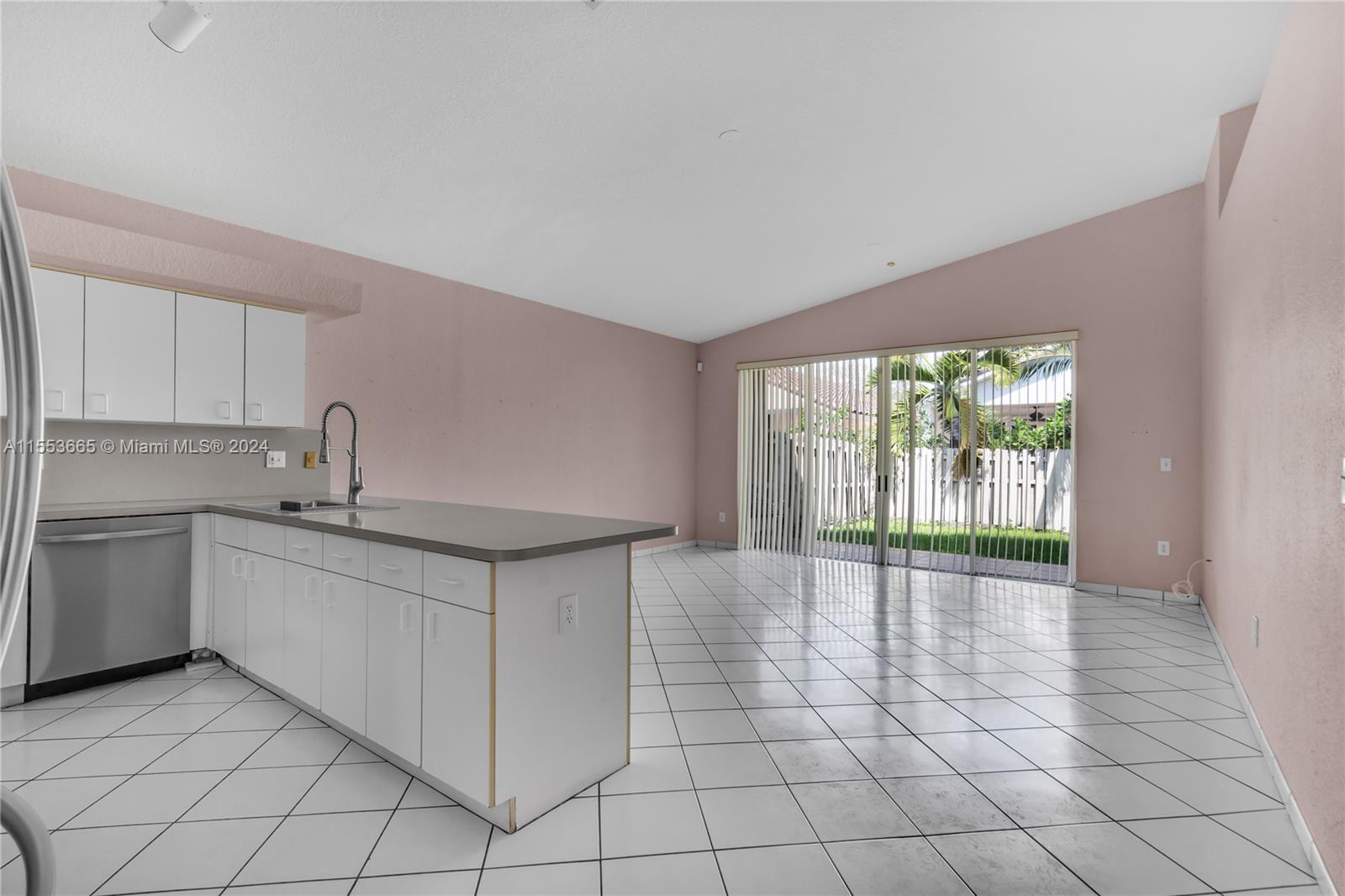 FLORIDA TROPICAL ESTATES - Residential Lease