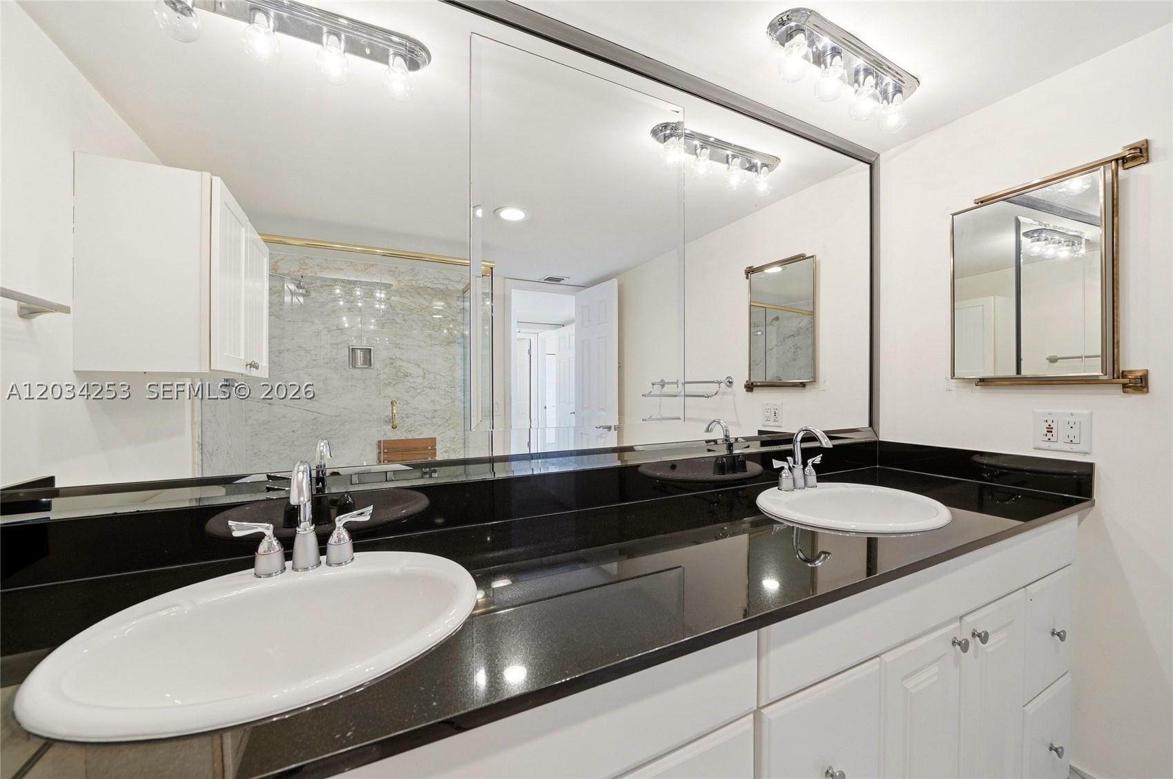 CORINTHIAN ON THE INTRACO - Residential