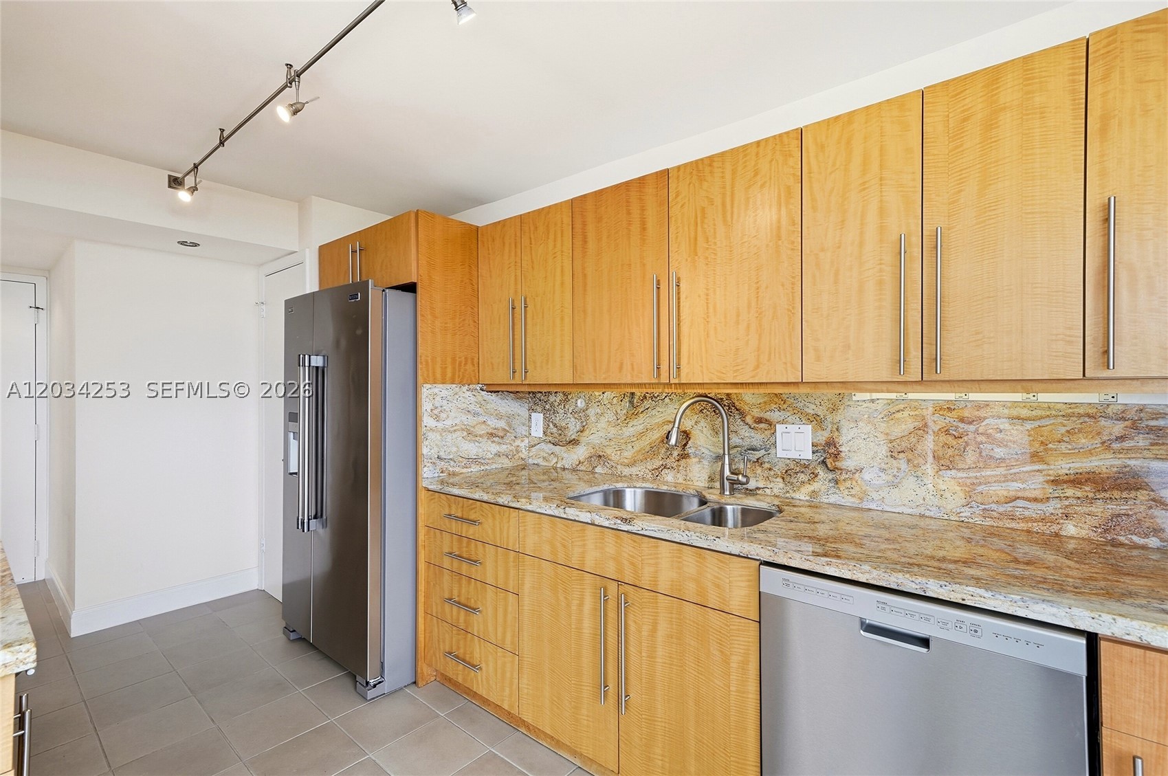 CORINTHIAN ON THE INTRACO - Residential