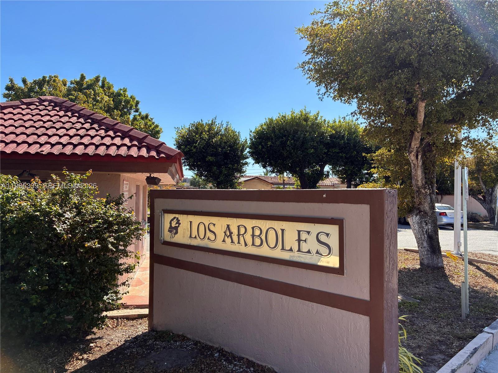 Amazing unit on the first floor. Spacious, illuminated, well kept. Washer and dryer in the unit. Located in a high demand area. Perfect for investors