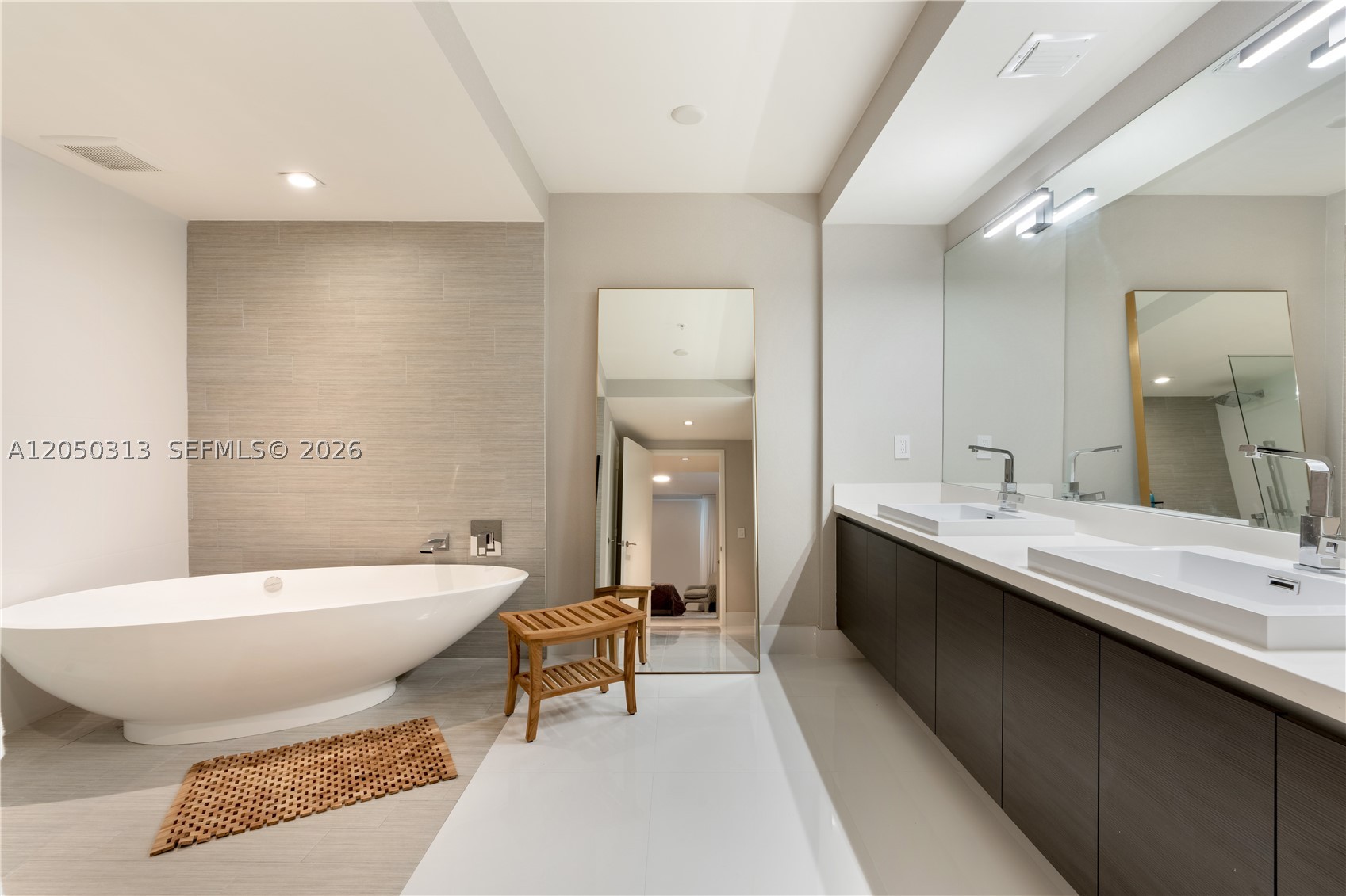 PARQUE TOWERS CONDO - Residential Lease