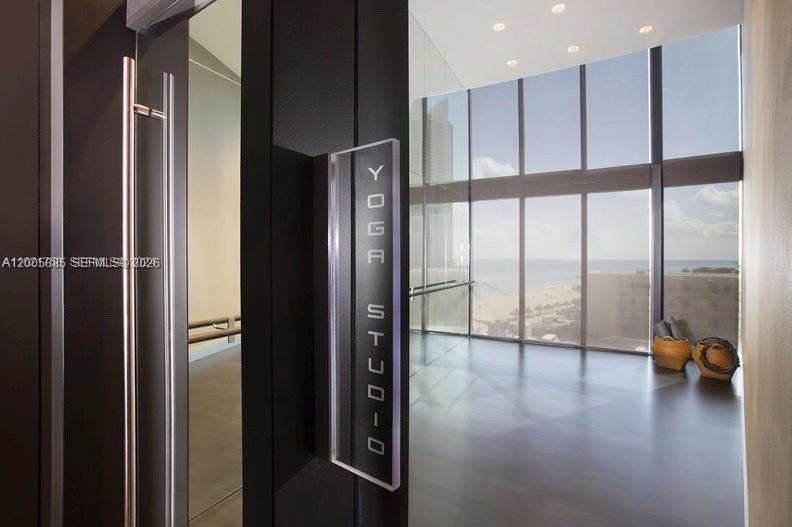 18555 COLLINS AVENUE COND - Residential