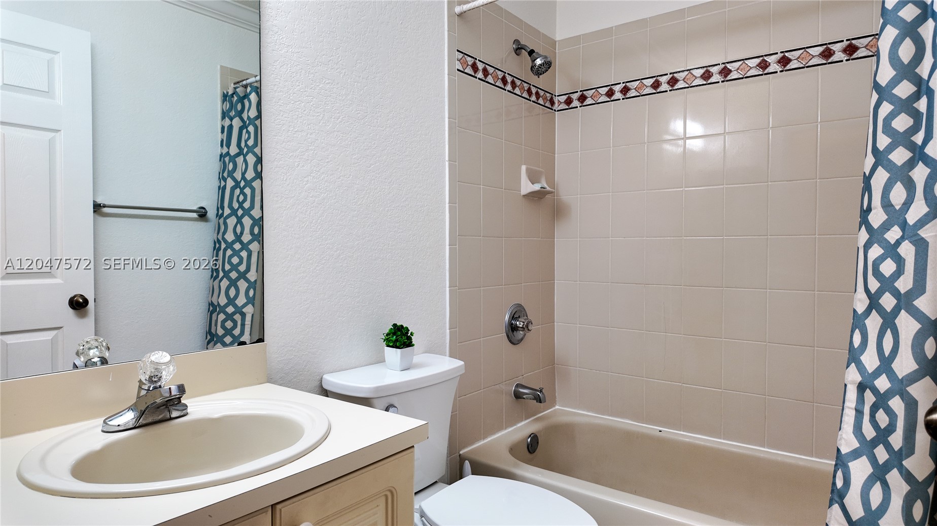 DIMENSIONS AT DORAL - Residential Lease