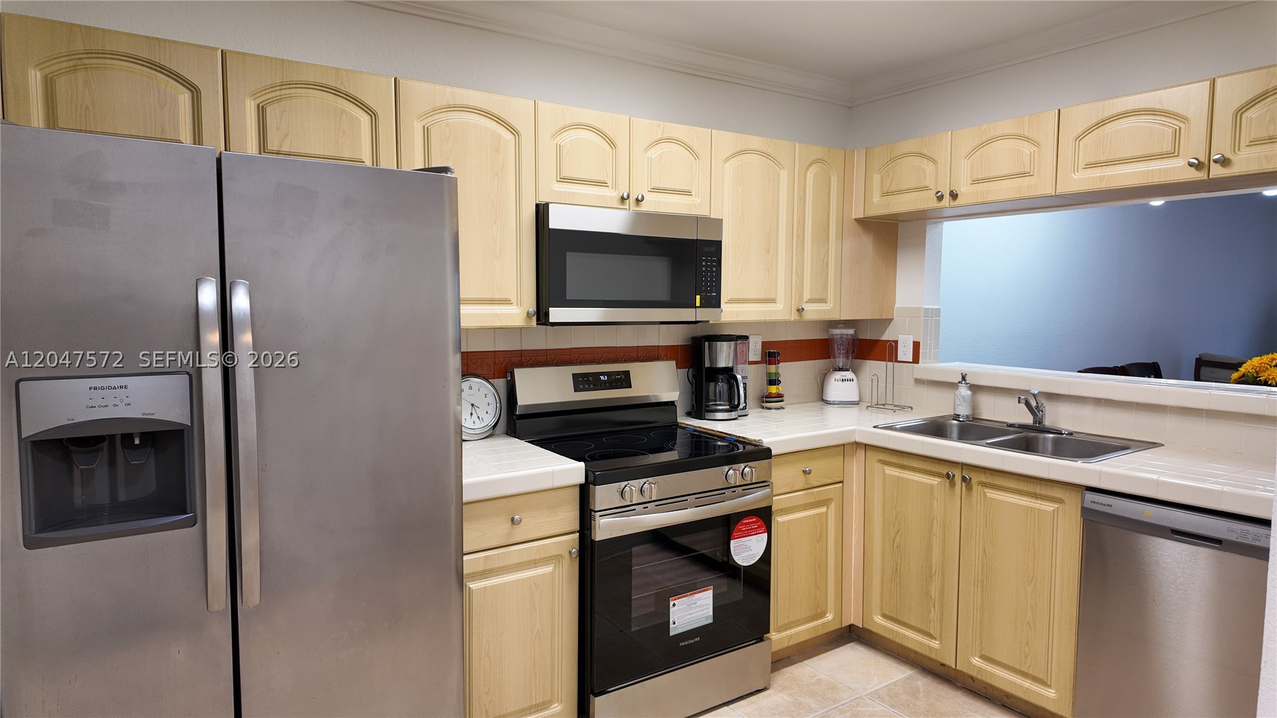 DIMENSIONS AT DORAL - Residential Lease