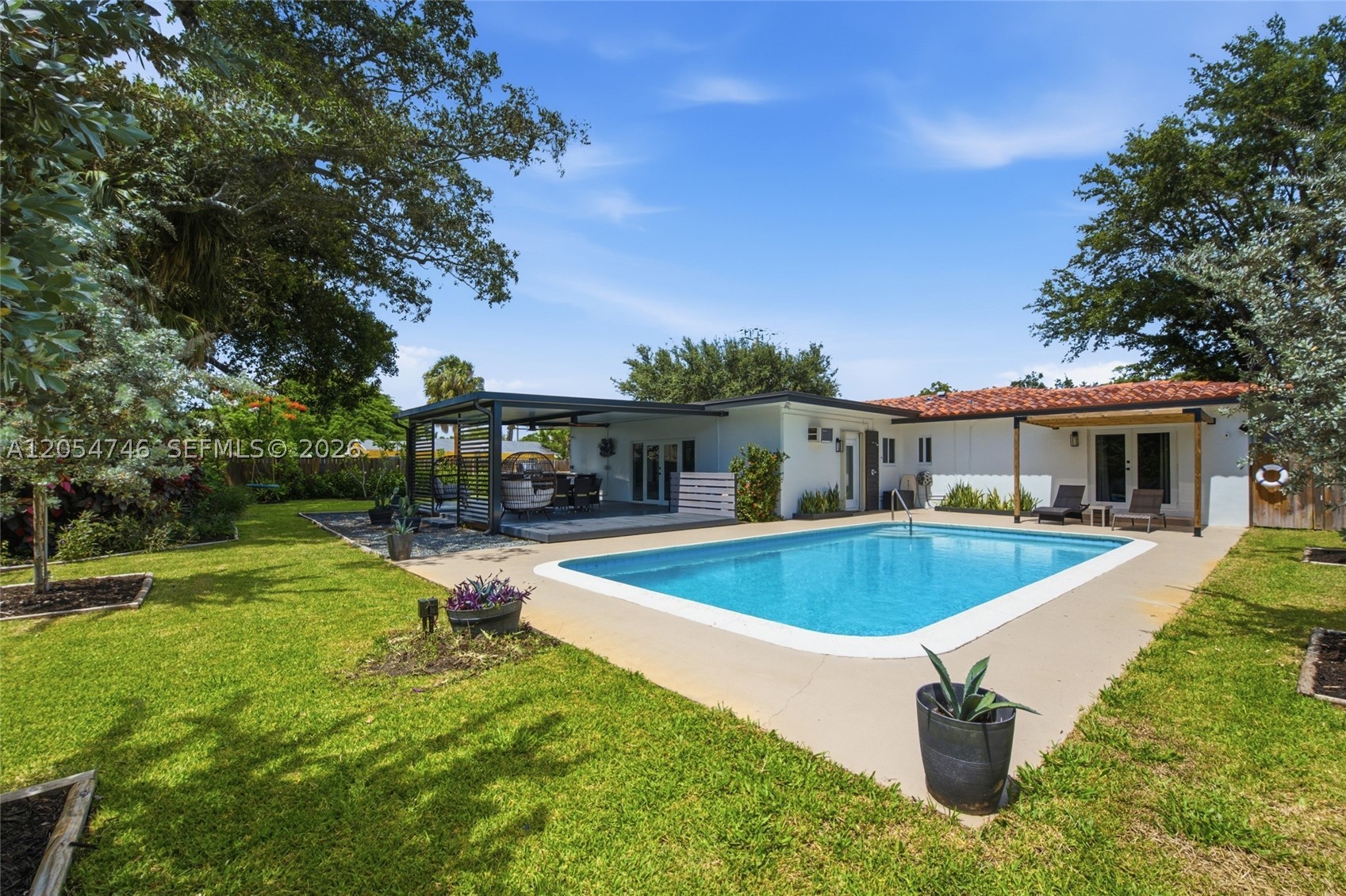 PINE CREST FIRST ADD - Residential