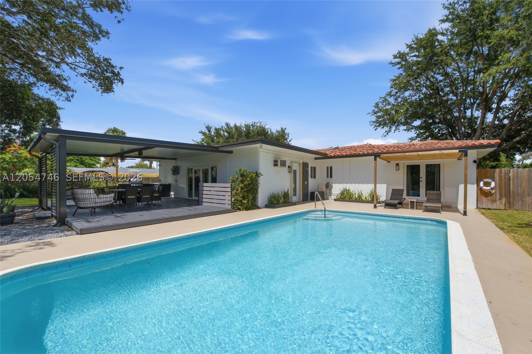 PINE CREST FIRST ADD - Residential