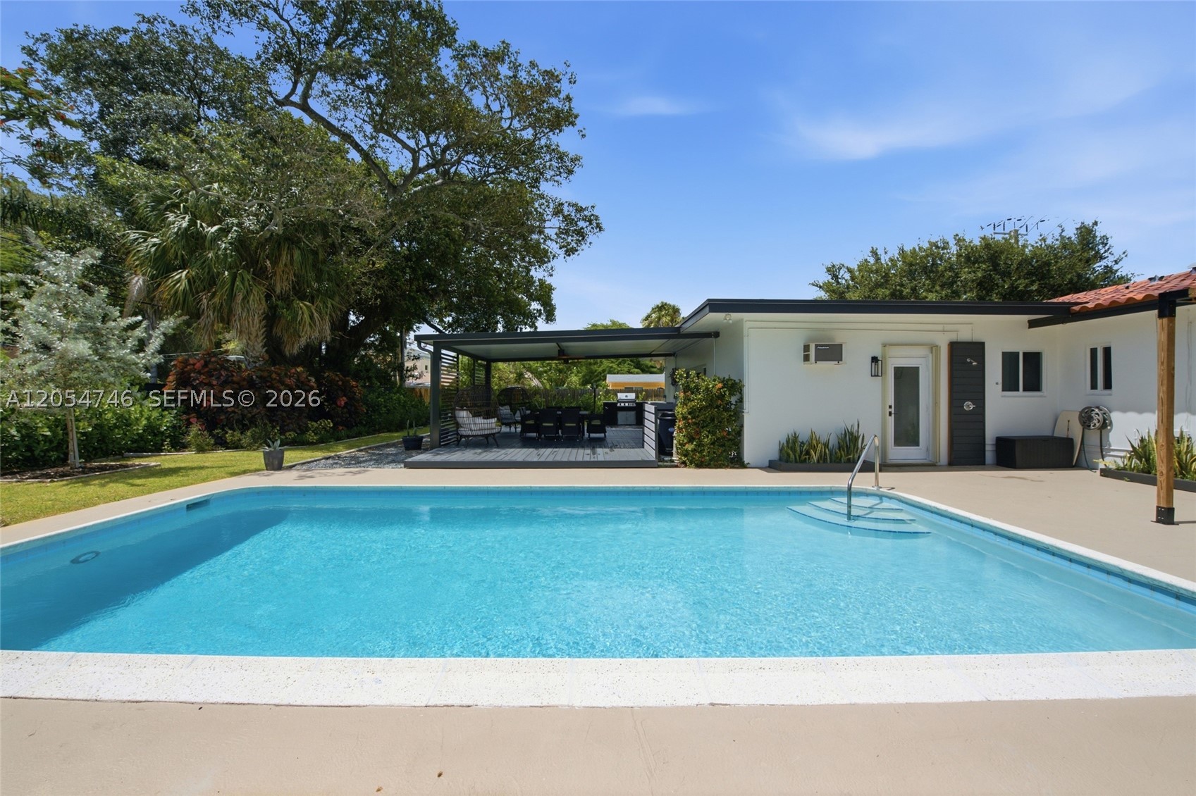 PINE CREST FIRST ADD - Residential