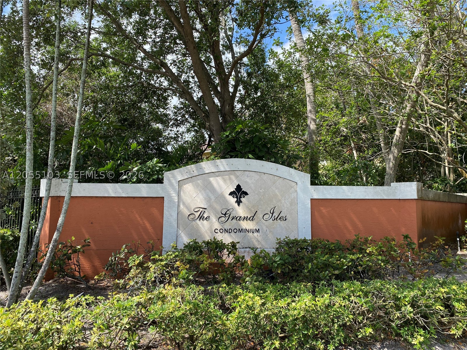 BEAUTIFUL APARTMENT IN A VERY QUIET AND FAMILY-FRIENDLY COMMUNITY. VERY BRIGHT SPACES. 2 BEDROOMS AND 2 FULL BATHROOMS. LAUNDRY IN THE UNIT. FULL KITCHEN. SEVERAL STORAGE CLOSETS. 2 PARKING SPACES. AMENITIES: POOL, TENNIS COURT, GYM, COMMON AREA, AND A BEAUTIFUL PATH WITH A VIEW OF THE CENTRAL LAKE. YOU WILL FALL IN LOVE WITH THE TRANQUILITY OF THIS PLACE. (SPECIAL ASSESSMENT OF $104 PER MONTH THROUGH DEC 2032). EASY TO SHOW, USE SHOWING TIME.