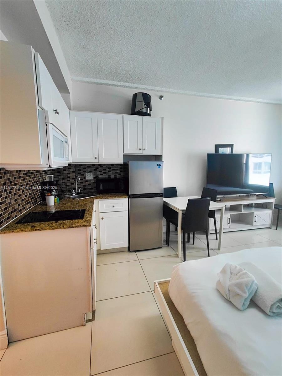 THE CASABLANCA CONDO - Residential Lease