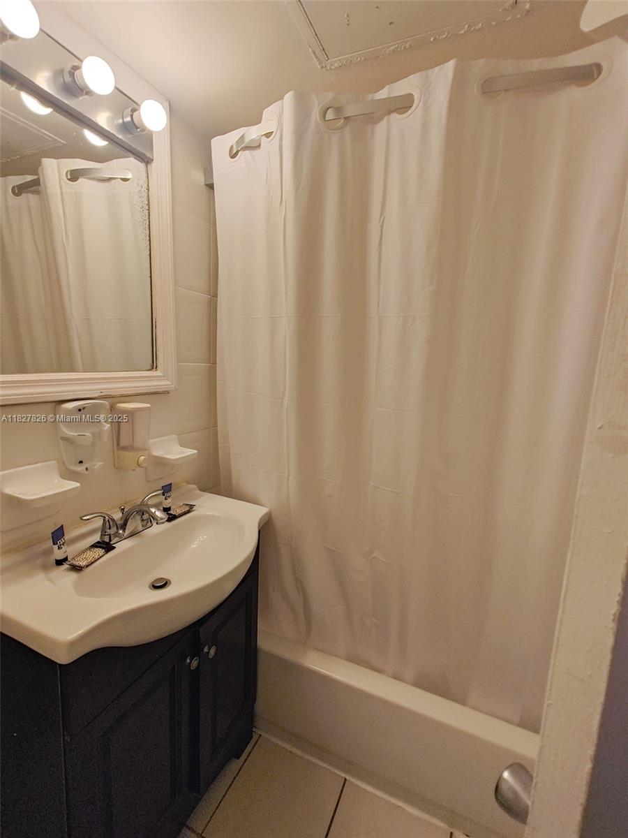 THE CASABLANCA CONDO - Residential Lease