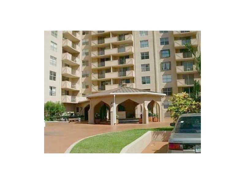 SEASONAL RENT, AVAILABLE NOW 3 MONTH MINIMUM NICE BUILDING BIG UNIT ACROSS FROM THE OCEAN AND NEW PARK!! EASY TO SHOW,QUICK APPROVAL!!