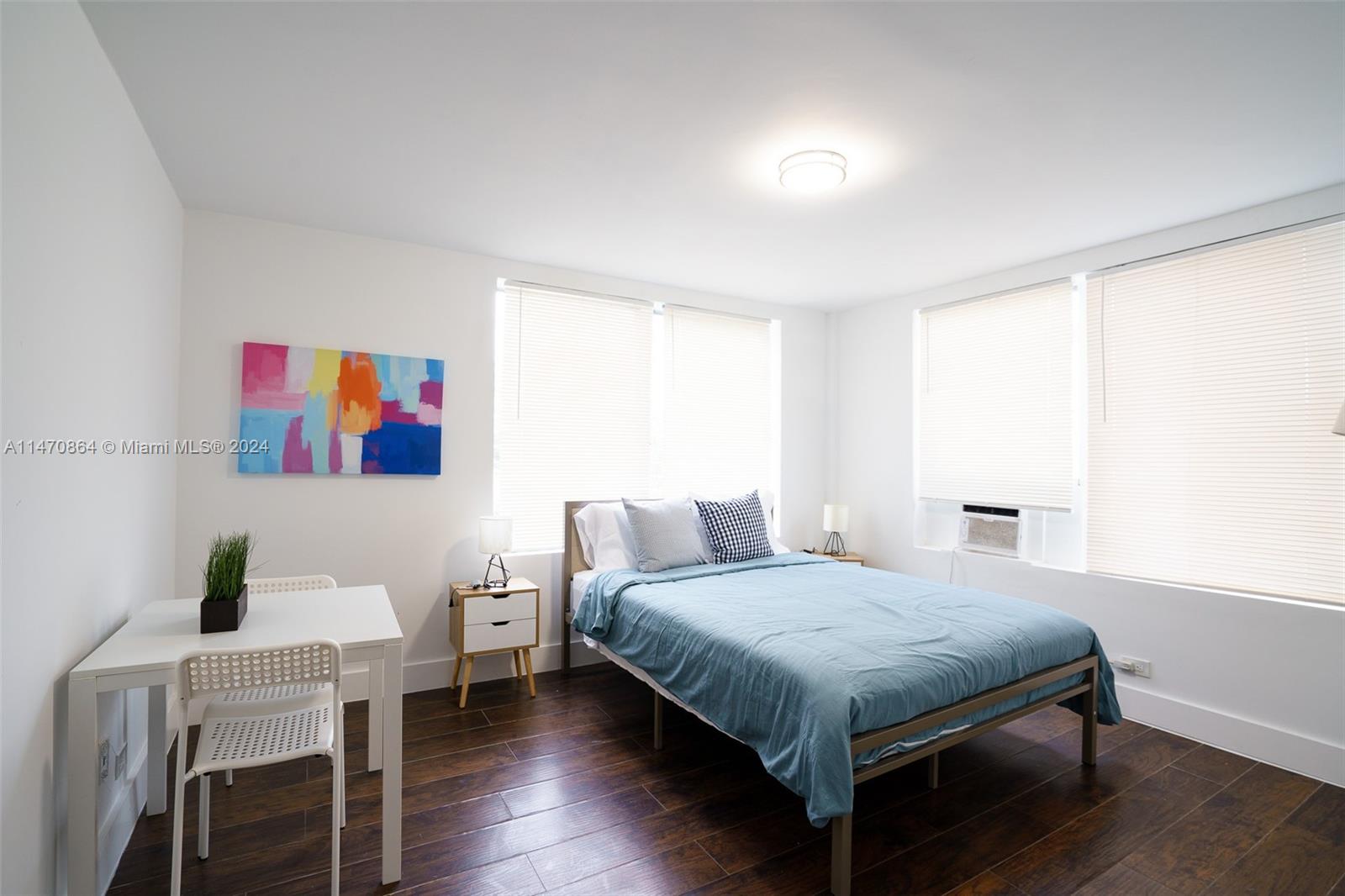 Beautiful, completely remodeled and furnished unit very well located. Water, laundry and internet service included. Ready to move in!