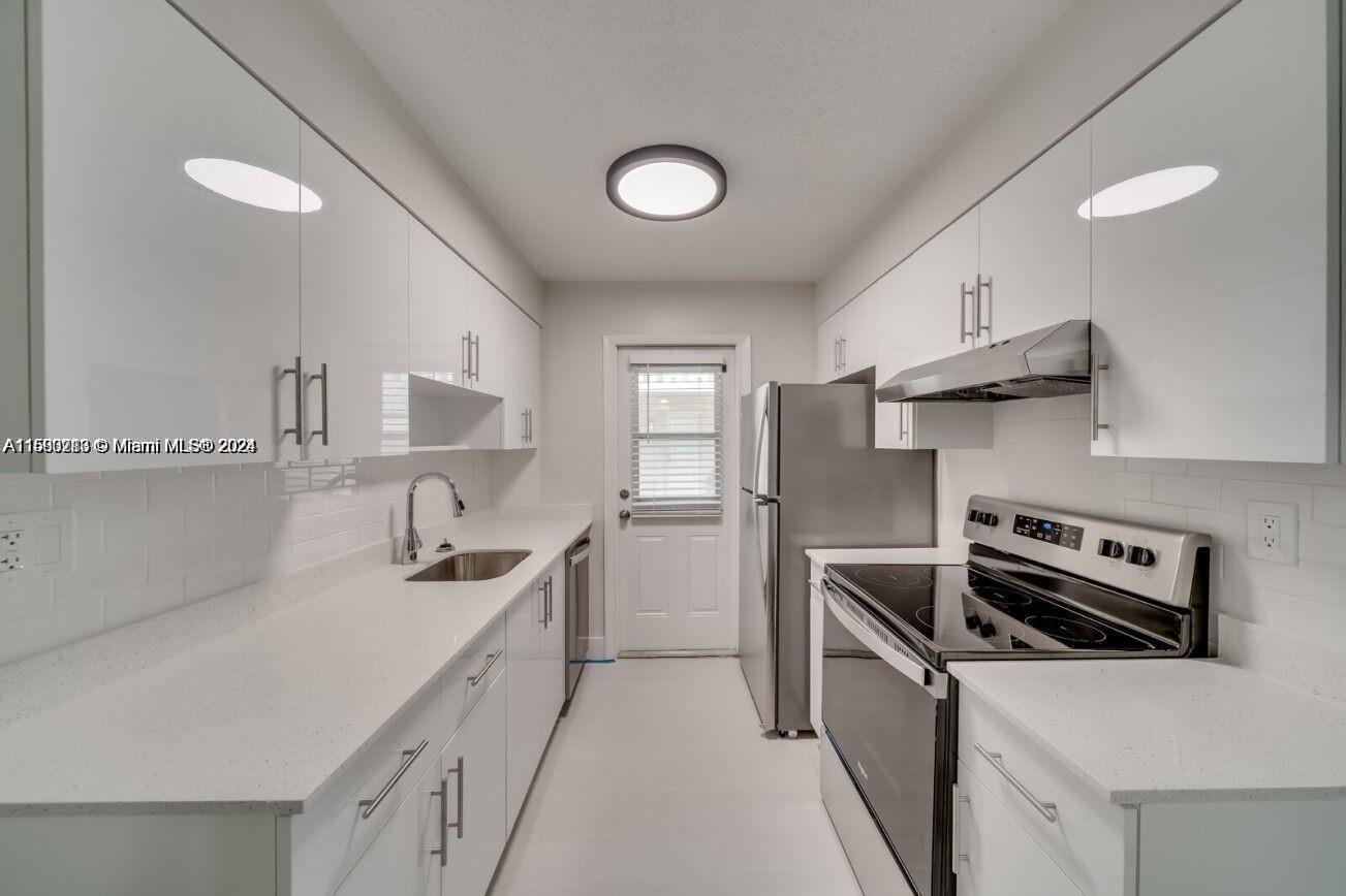 BEAUTIFUL AND  NEWLY REMODELED FROM TOP TO BOTOM! VERY LARGE 3/2 WITH CENTRAL AIR AND ITS OWN LAUNDRY ROOM DEDICATED TO THE UNIT( HOOK UP ONLY) AT A GREAT PRICE! NEW KITCHEN, BATHROOMS, LIGHTS APPLIANCES... GREAT AREA NEAR EVERYTHING YOU NEED AND CLOSE TO MAJOT ROADS. BEST DEAL YOU WILL FIND FOR MONEY! EASY TO VIEW.QUICK APPROVAL PROCESS.