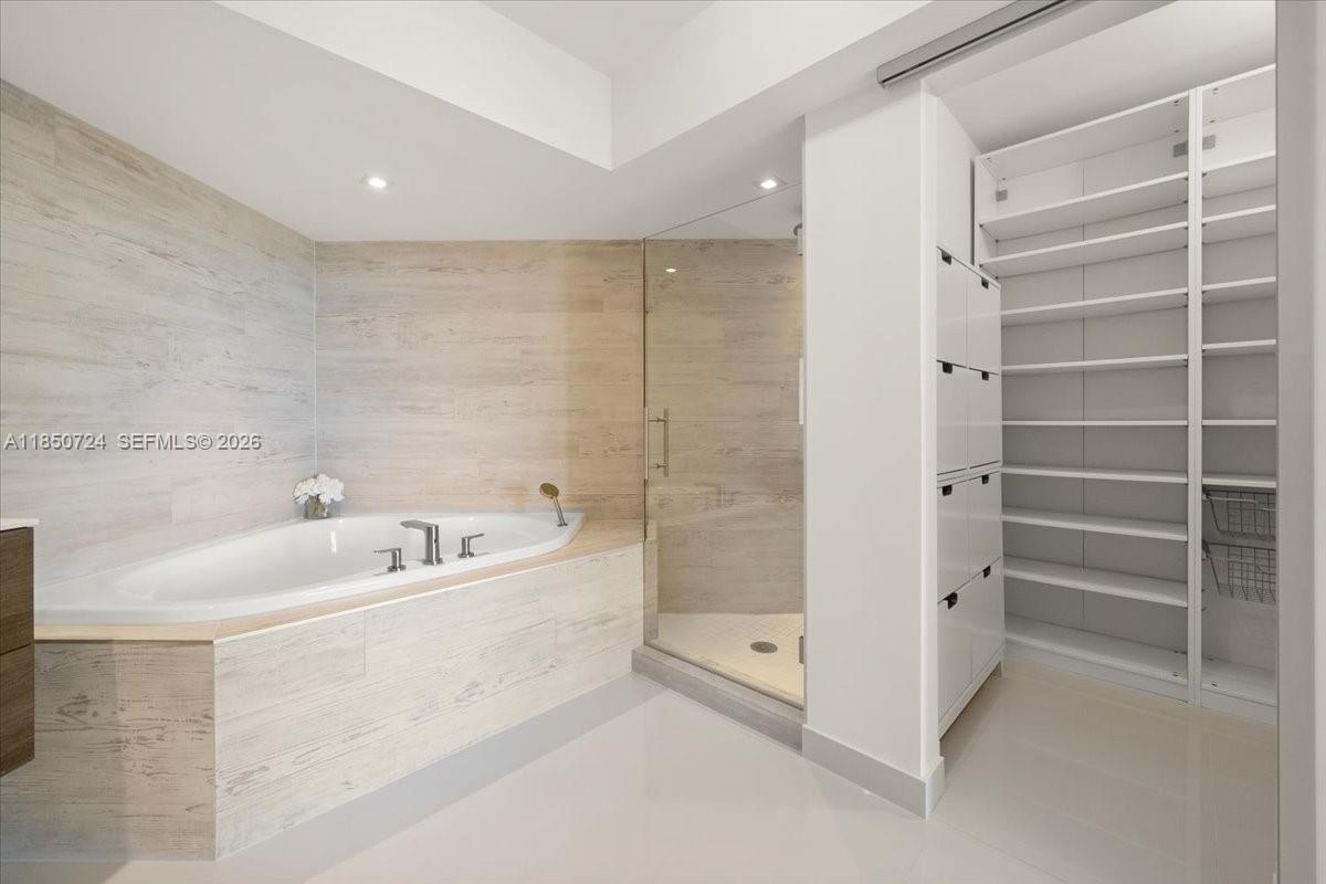 LA GORCE PALACE CONDO - Residential