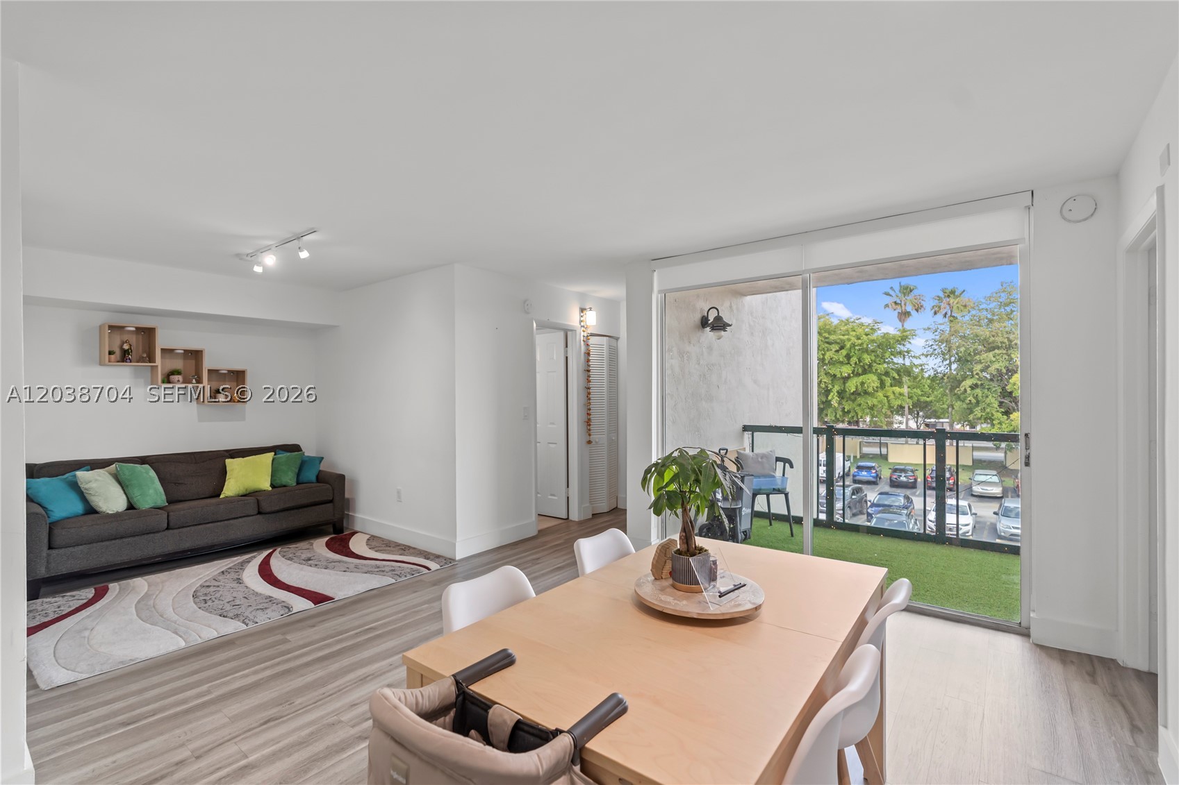 INTERNATIONAL TOWERS COND - Residential