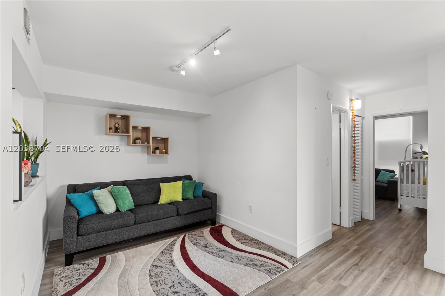 INTERNATIONAL TOWERS COND - Residential