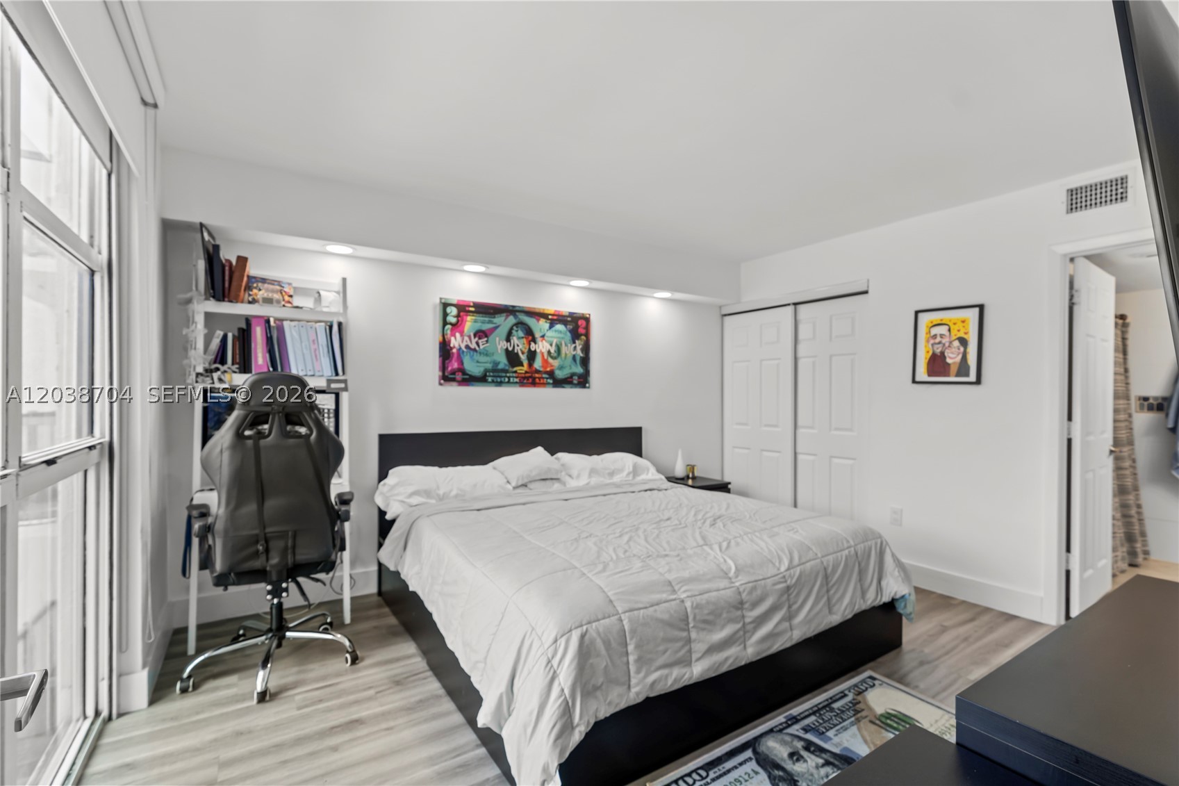 INTERNATIONAL TOWERS COND - Residential