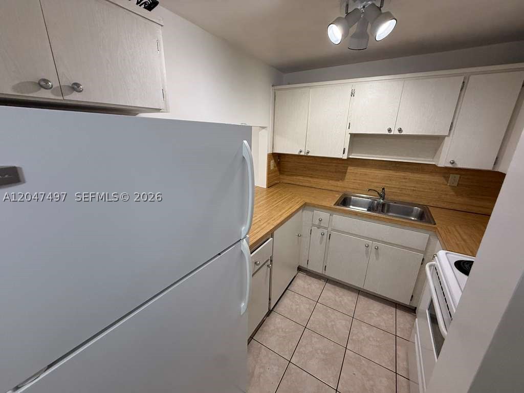 SAMARI LAKE EAST CONDO - Residential Lease