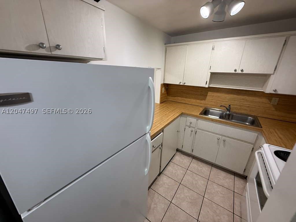 SAMARI LAKE EAST CONDO - Residential Lease