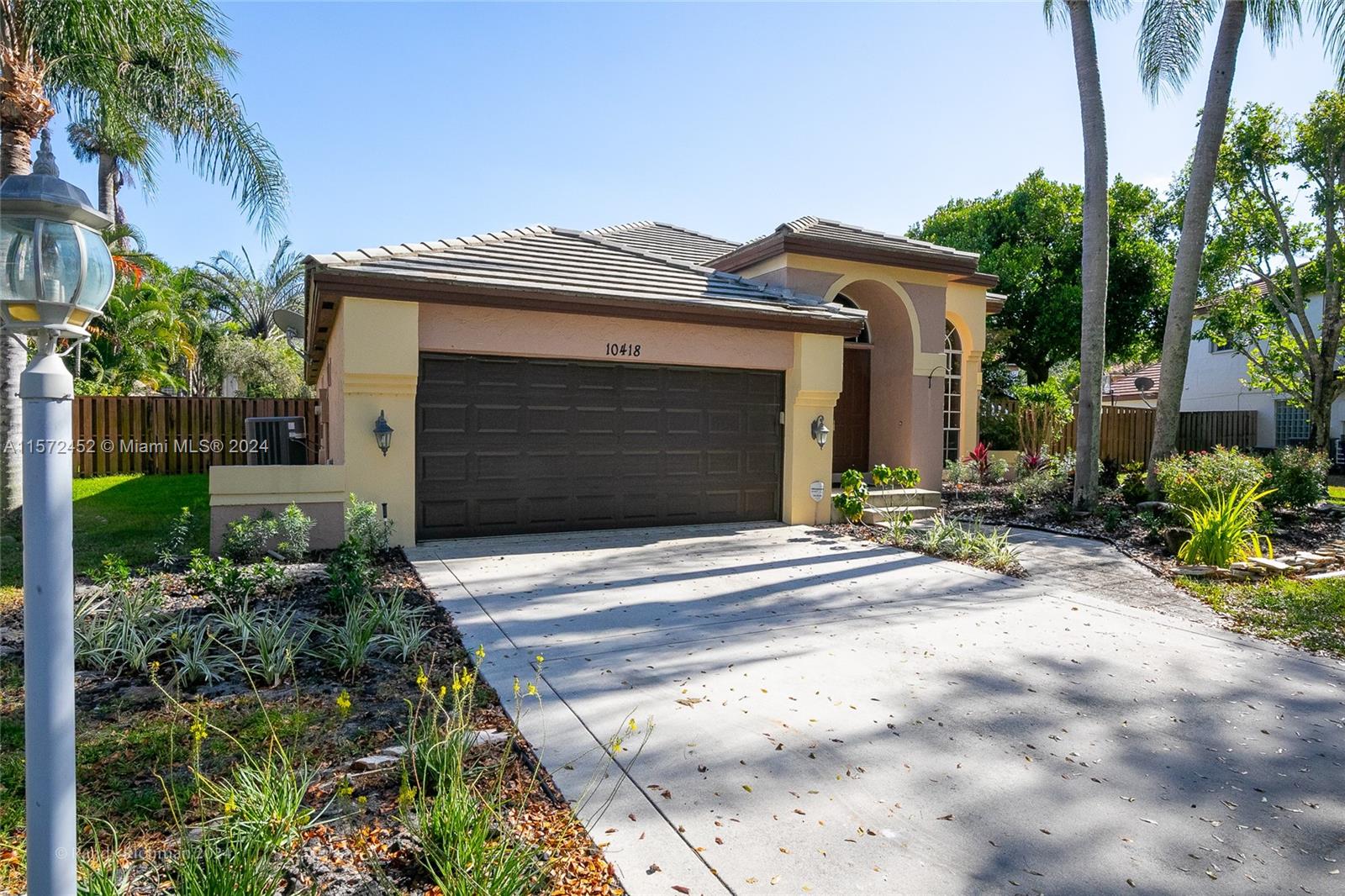 EMBASSY LAKES - Residential