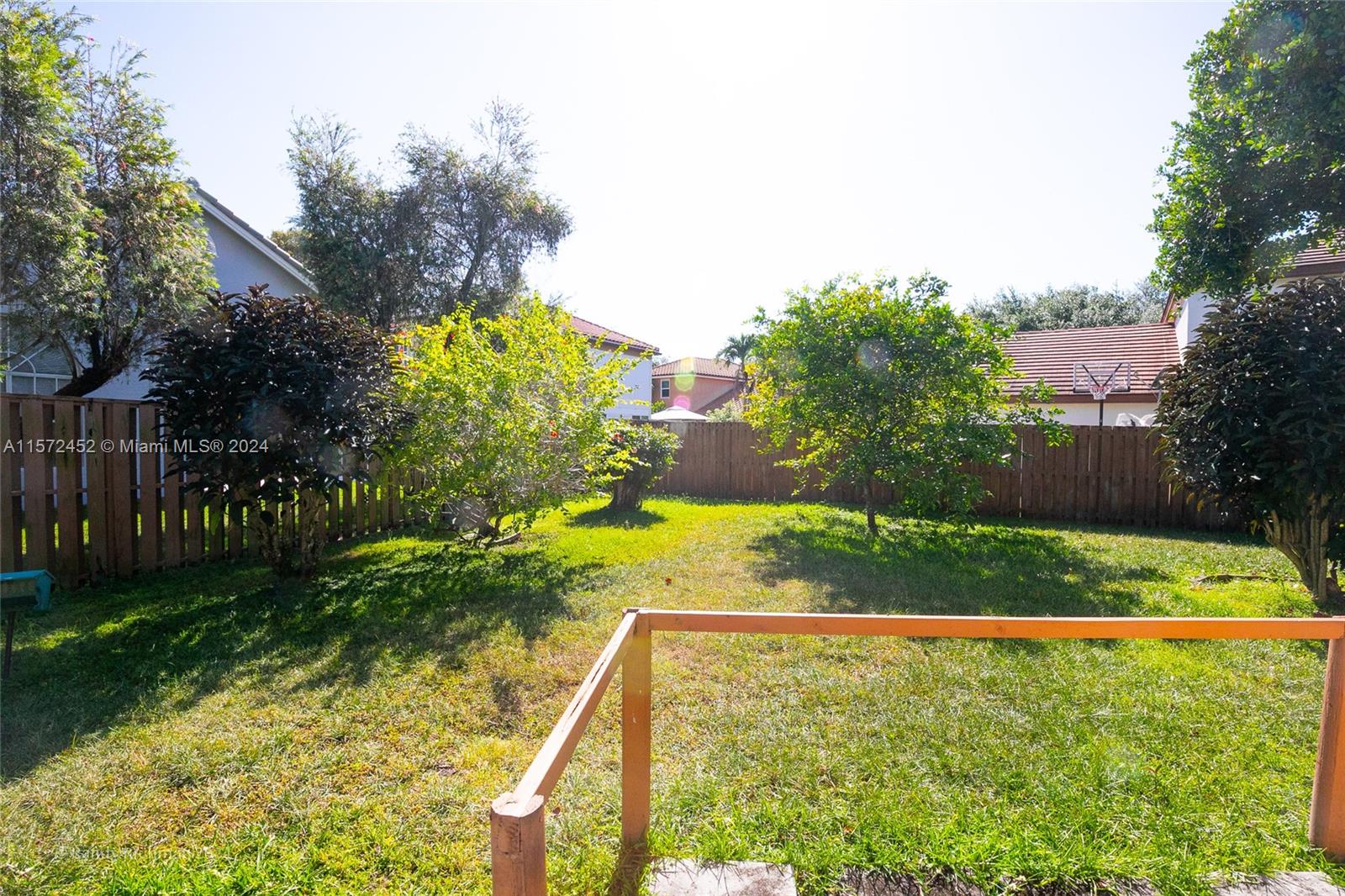 EMBASSY LAKES - Residential
