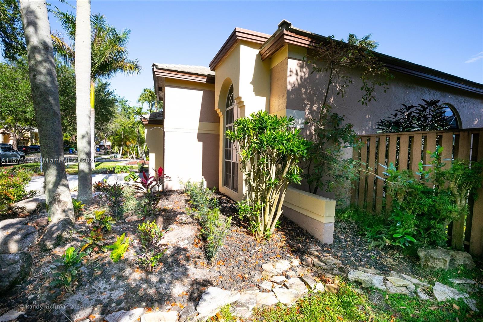 EMBASSY LAKES - Residential