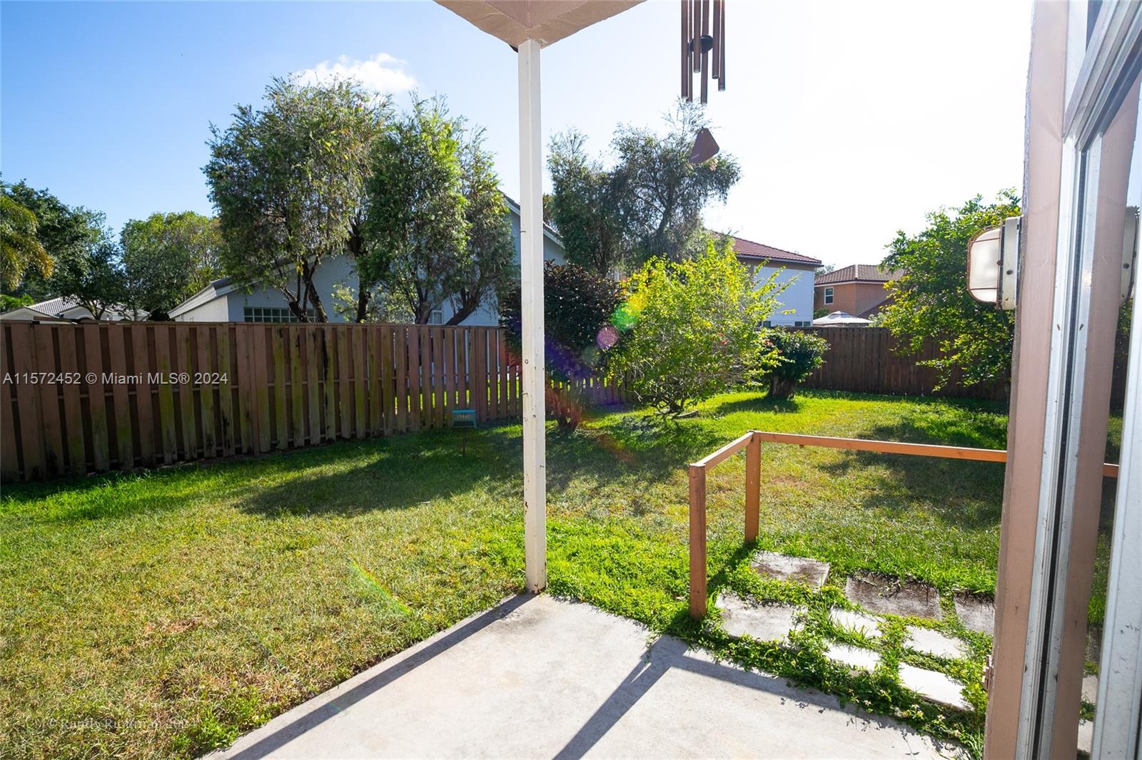 EMBASSY LAKES - Residential