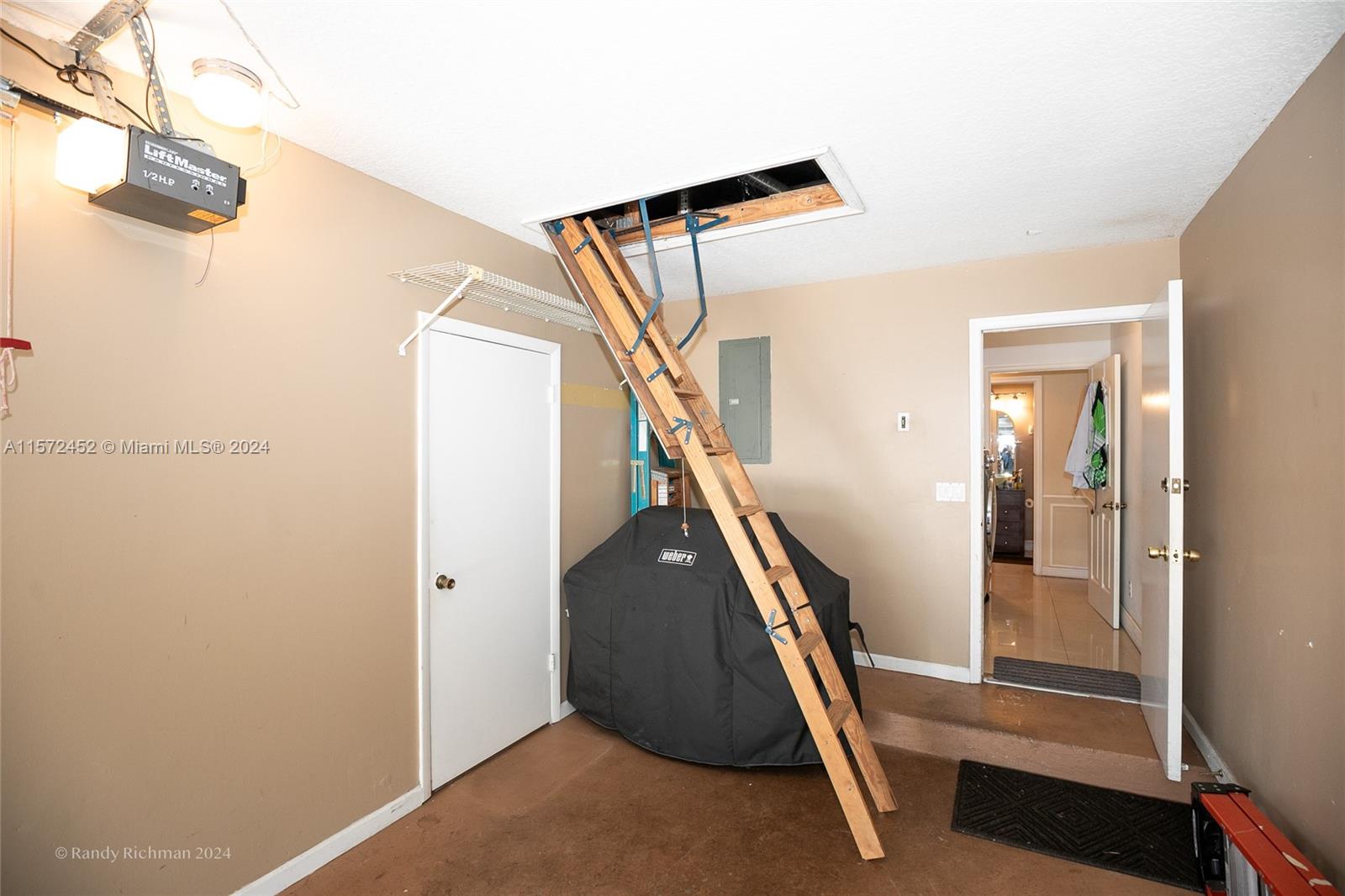EMBASSY LAKES - Residential