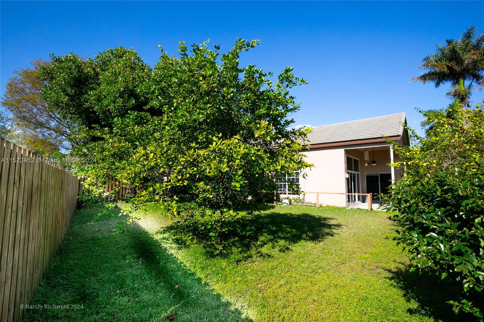EMBASSY LAKES - Residential