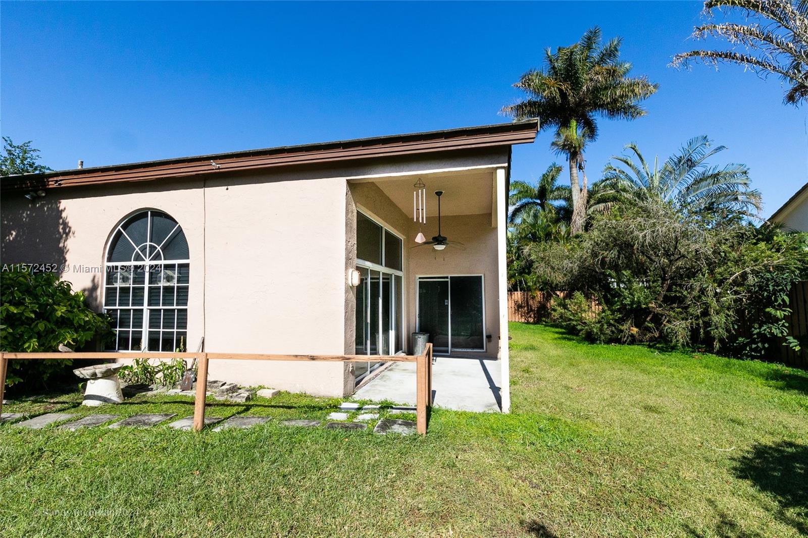 EMBASSY LAKES - Residential