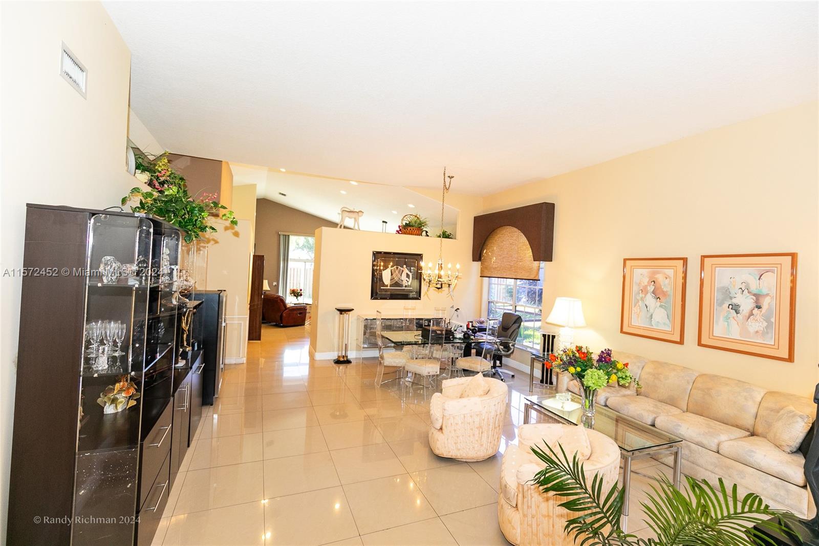 EMBASSY LAKES - Residential