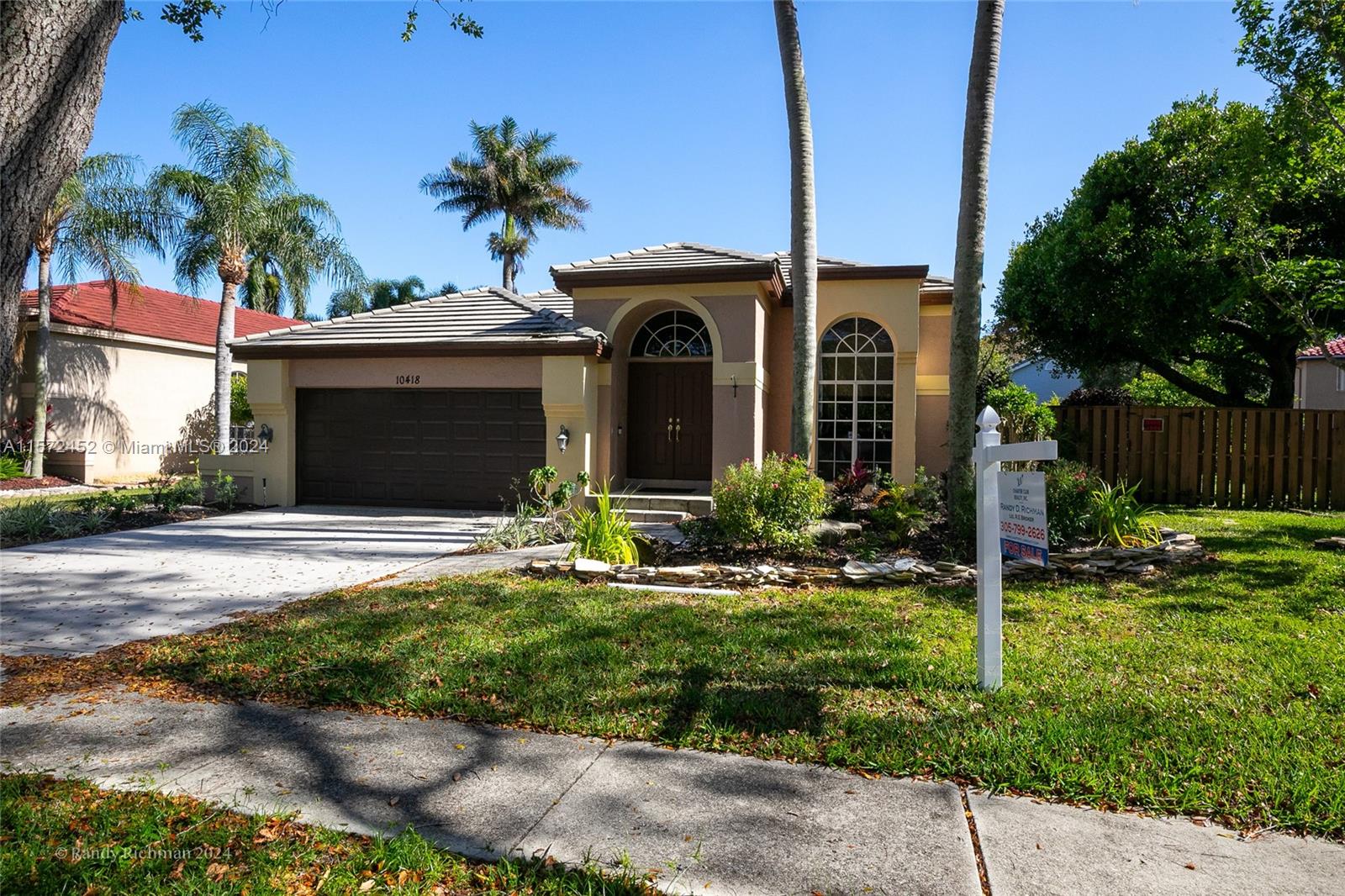EMBASSY LAKES - Residential